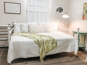 4 bedrooms, desk, iron/ironing board, WiFi - Cute Bleu Bison House -Sleeps 8! 1 Block From HU! (Searcy)