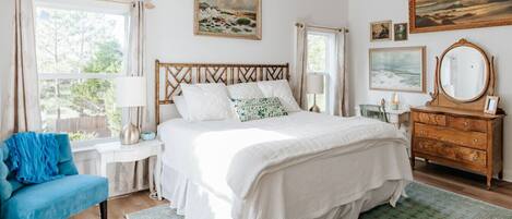 3 dormitorios, escritorio, tabla de planchar con plancha y cuna de viaje