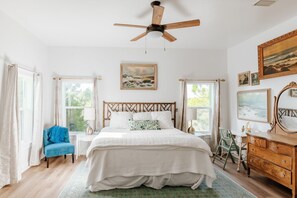 3 Schlafzimmer, Schreibtisch, Bügeleisen/Bügelbrett, Reisekinderbett