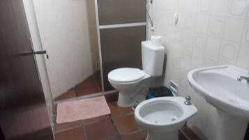 Bidê, sabonete, papel higiênico