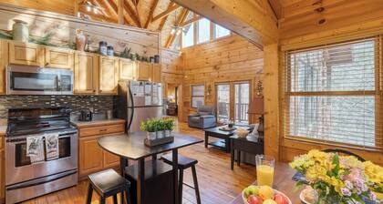 Four Bears Lodge by Avantstay Hot Tub, Game Room, Views Near Pigeon Forge