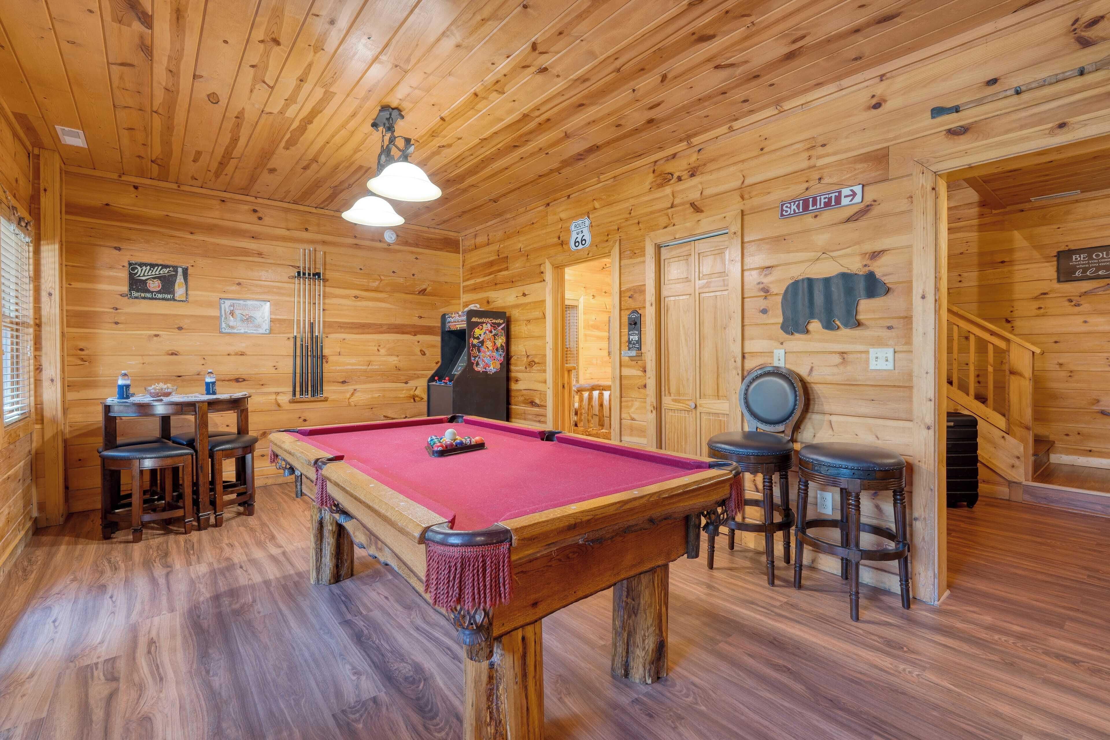 Interno in legno con tavolo da biliardo, sgabelli da bar e cartello di una seggiovia.