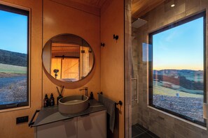 Luxury Cabin, Hot Tub, Sea View - Beresford Rise (self check-in directly at the property) | Bad | Dusj, dusjhode med hydromassaje, toalettartikler (inkludert) og hårføner