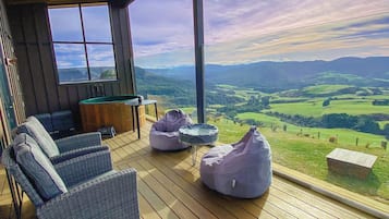 Luxury Cabin, Hot Tub, Sea View - Beresford Heights (transfer to the lodge via ATV) | Terraza o patio