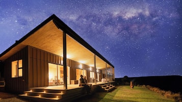 Luxury Cabin, Hot Tub, Sea View - Beresford Heights (transfer to the lodge via ATV) | 1 phòng ngủ, bộ đồ giường cao cấp, chăn bông