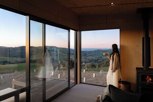 Luxury Cabin, Hot Tub, Sea View - Beresford Rise (self check-in directly at the property) | 起居区 | 壁炉、MP3 基座