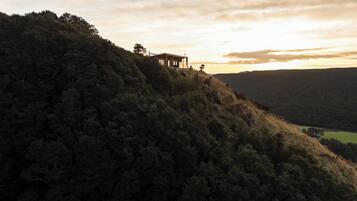 Luxury Cabin, Hot Tub, Sea View - Beresford Heights (transfer to the lodge via ATV) | 1 phòng ngủ, bộ đồ giường cao cấp, chăn bông