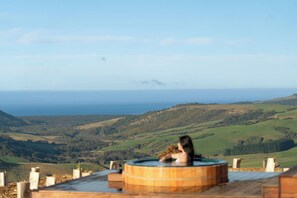 Luxury Cabin, Hot Tub, Sea View - Beresford Rise (self check-in directly at the property) | Private spa tub - Beresford Heights & Rise (Puketiro)
