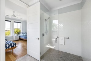 Douche, séchoir à cheveux, serviettes fournies