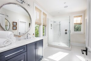 Douche, séchoir à cheveux, serviettes fournies