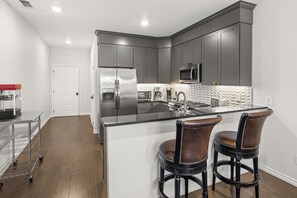 冷蔵庫、電子レンジ、オーブン、コンロ