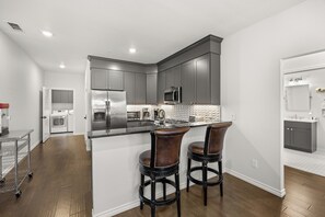 Réfrigérateur, four à micro-ondes, un four, surface de cuisson