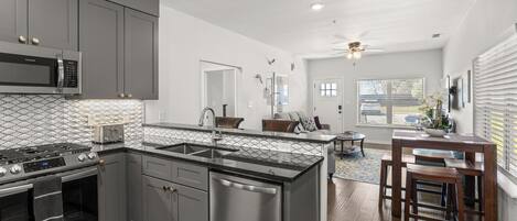 冷蔵庫、電子レンジ、オーブン、コンロ