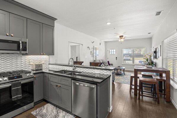 冷蔵庫、電子レンジ、オーブン、コンロ