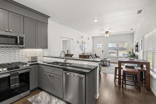 Hill Country Hideout - Cozy 2 bedroom 2 Bath Townhome off of Main Street