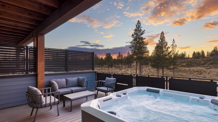 Sleeps 40! 8 Modern Units/20 Bdrs w/ Deck+hot Tub, 10mins to Downtown & Old Bend