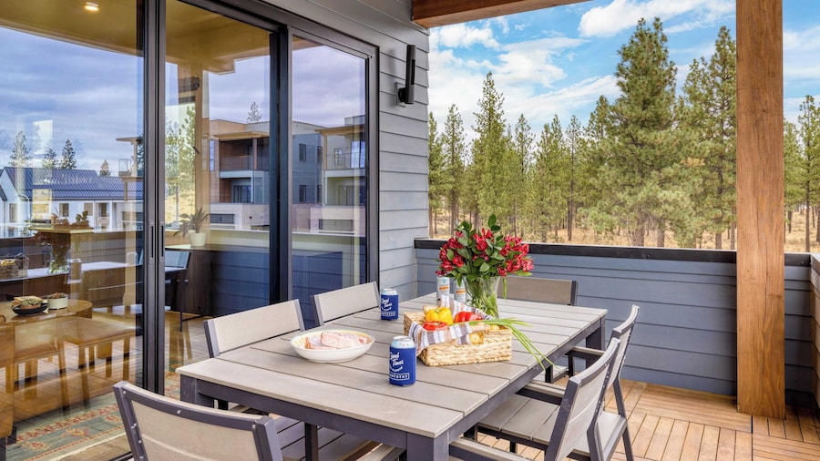 Sleeps 40! 8 Modern Units/20 Bdrs w/ Deck+hot Tub, 10mins to Downtown & Old Bend