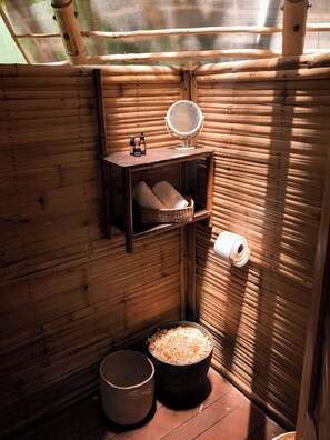 Serviettes fournies, savon, papier de toilette