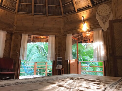 Basil Cabin 2. Romantic Ecolodge in the jungle by the sea