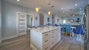 Interior - Sleeps 22! 2 Homes Priv Pool, Putting Green, Bar, Deck, Prime Port A Location (Port Aransas)