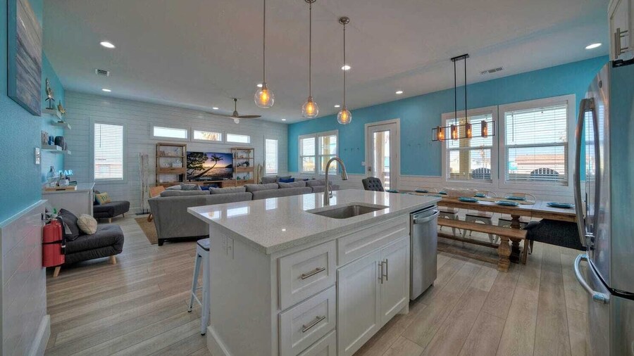 Sleeps 22! 2 Homes Priv Pool, Putting Green, Bar, Deck, Prime Port A Location