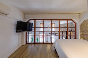 2 chambres, coffres-forts dans les chambres, fer et planche à repasser