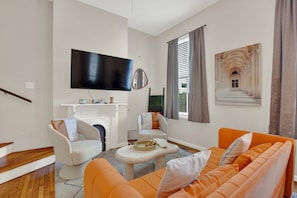Smart TV - Adorable Apartment on Crawford Square in Downtown (Savannah)