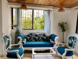 42-Zoll-Smart-TV mit Satellitenempfang, Netflix, Streaming-Dienste