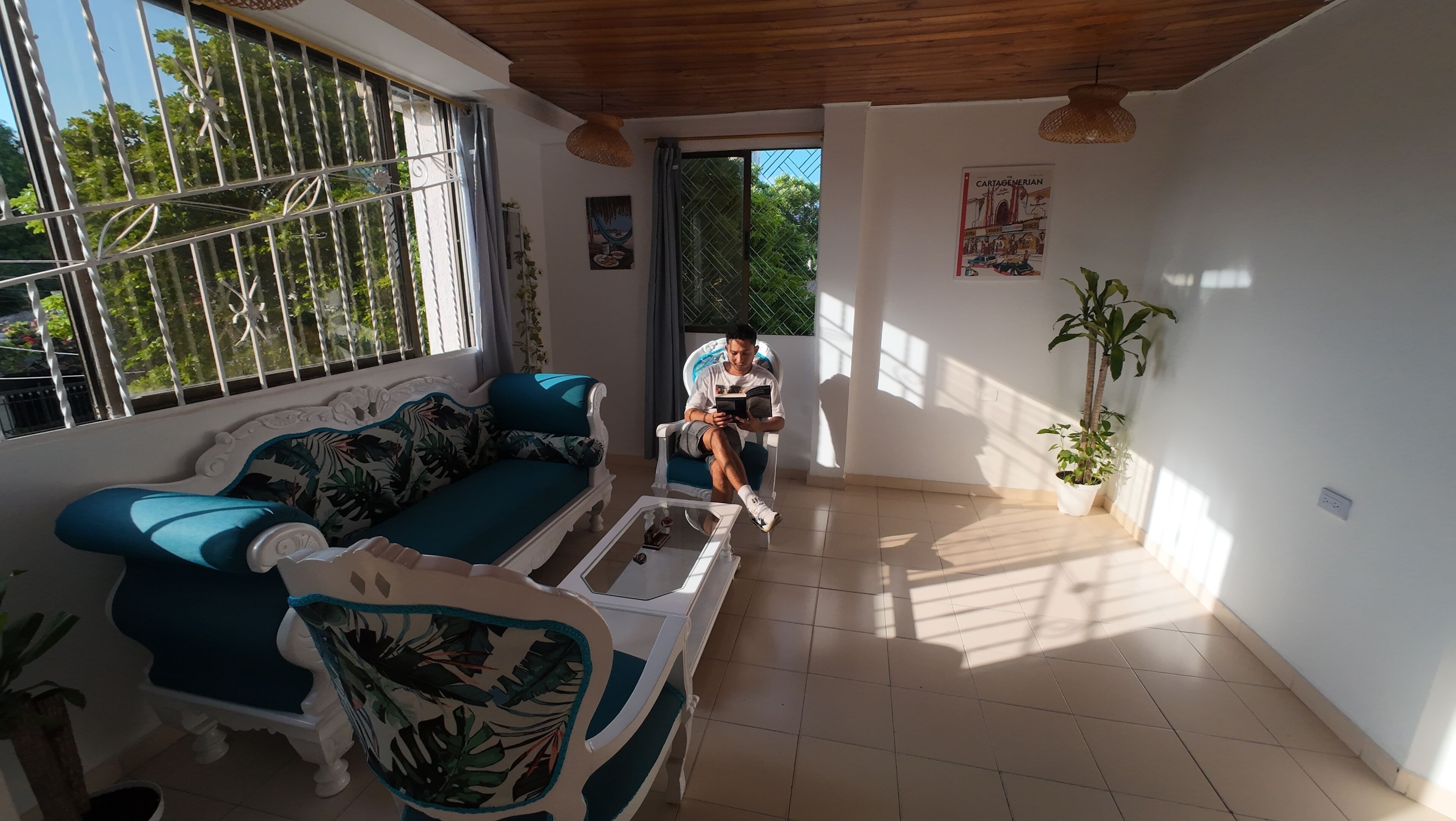 42-Zoll-Smart-TV mit Satellitenempfang, Netflix, Streaming-Dienste