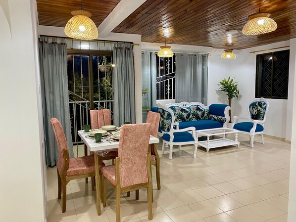 42 インチのスマートテレビ (衛星放送視聴可)、Netflix、ストリーミングサービス