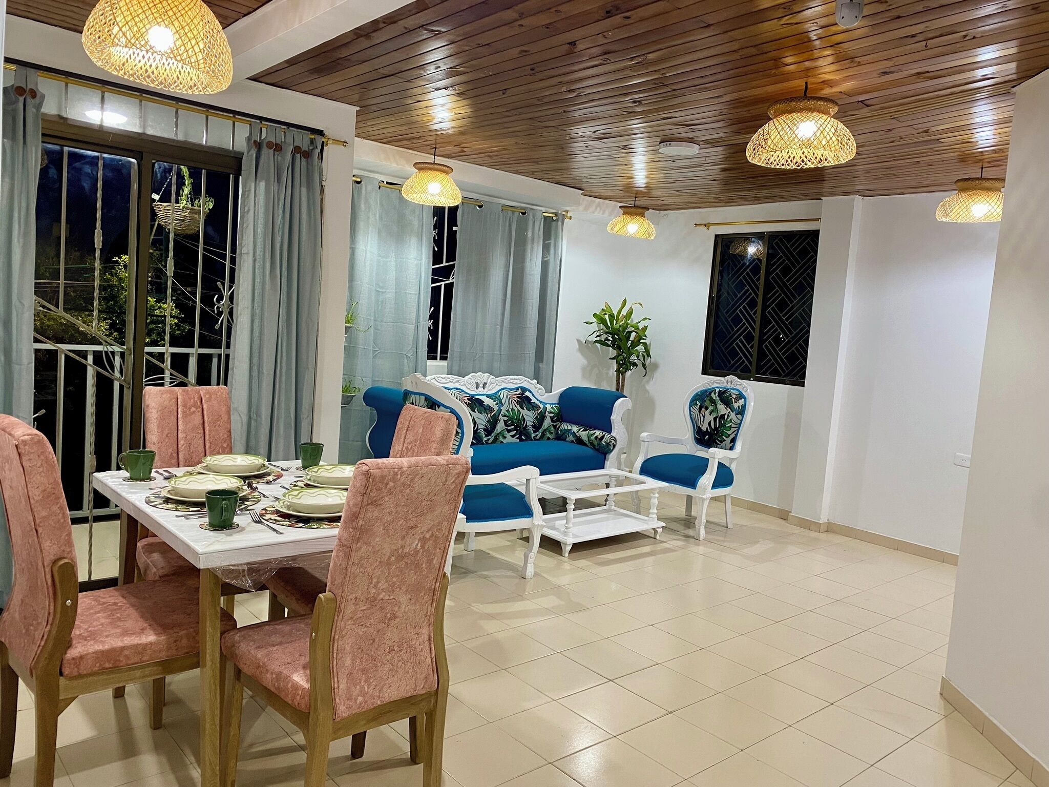 En 42-tommers smart-TV med Parabol-TV samt Netflix og strømmetjenester