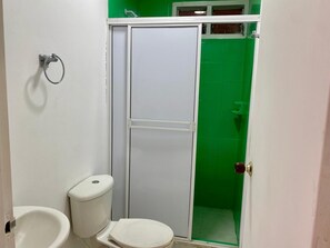 クラシック ダブルルーム シティビュー | バスルーム | シャワー、レインフォールシャワー、デザイナーバスアメニティ、ヘアドライヤー