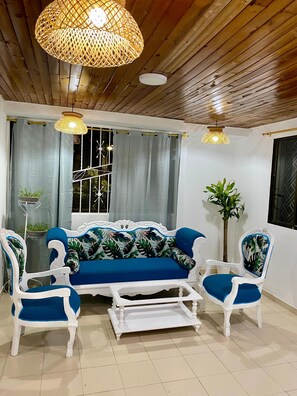 42-inch Smart TV with satellite channels, Netflix, streaming services - Apartamento Boutique Cartagena Plaza  (Cartagena)