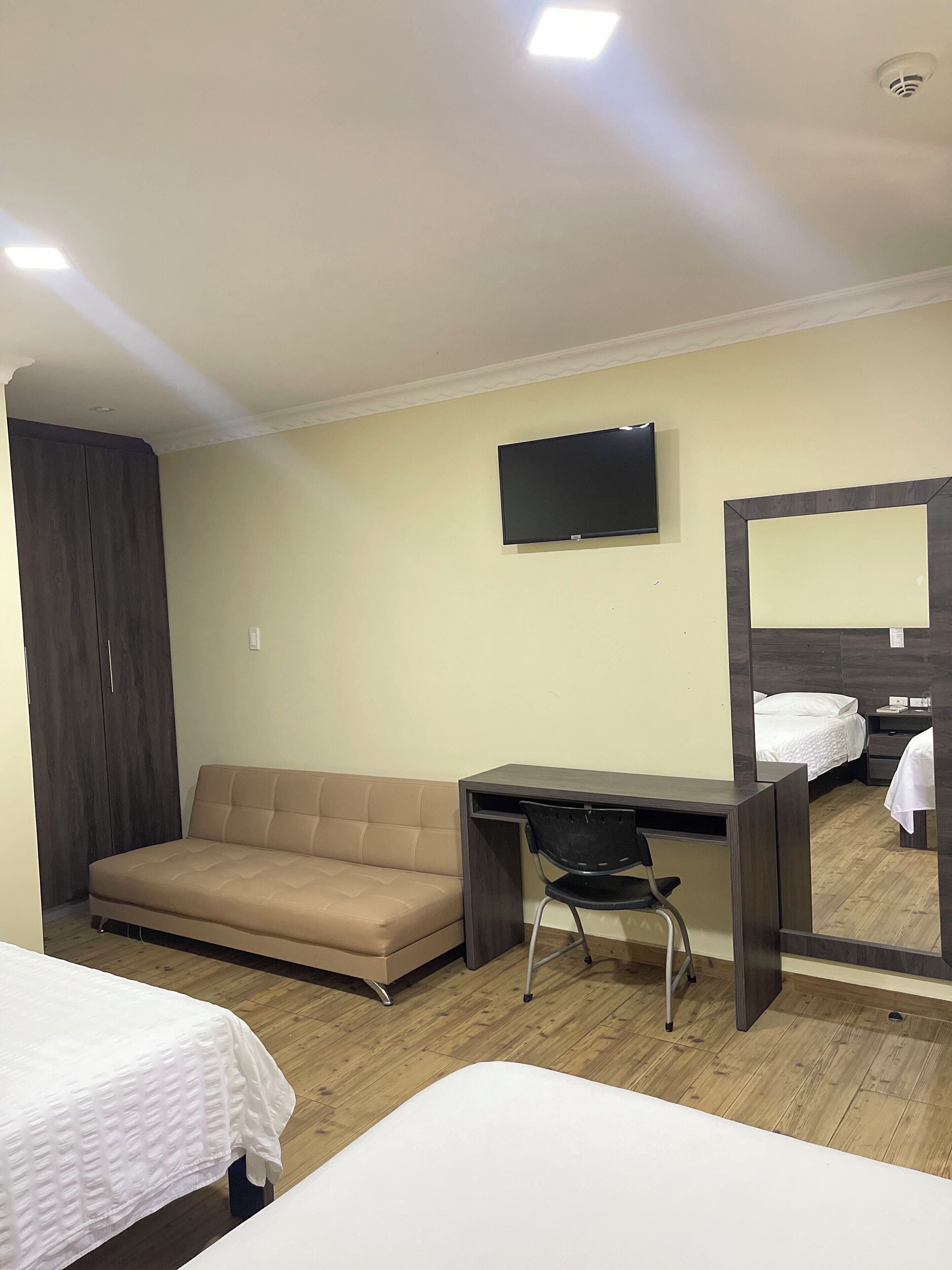 アイロン / アイロン台、WiFi (無料)、ベッドシーツ