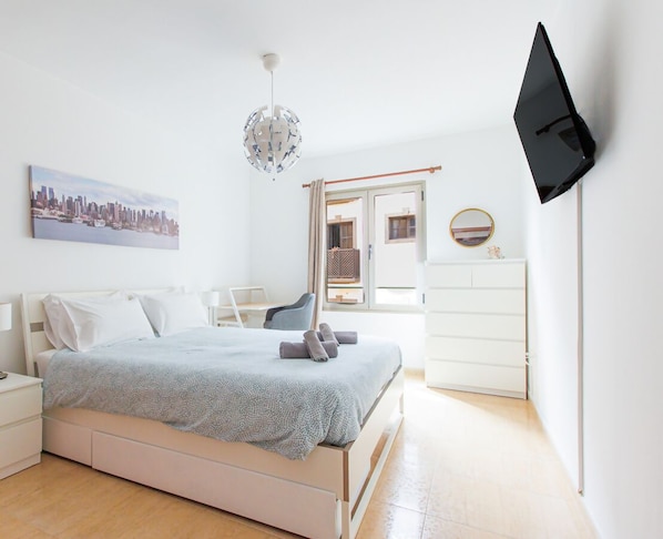 2 chambres, bureau, fer et planche à repasser, lit parapluie