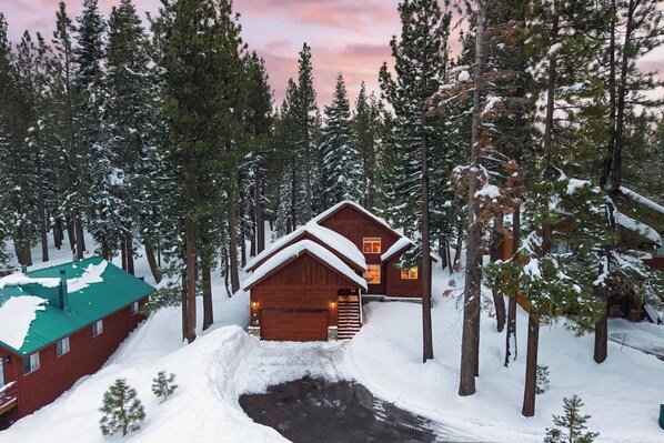 House (3 Bedrooms) | Interior - Pinewood Lodge by Avantstay Cozy Cabin Near Ski Resorts & Hiking (Truckee)