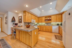 House (3 Bedrooms) | Interior - Pinewood Lodge by Avantstay Cozy Cabin Near Ski Resorts & Hiking (Truckee)