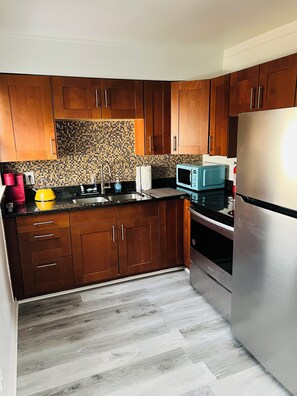 Kjøleskap, mikrobølgeovn, ovn og kokeplater