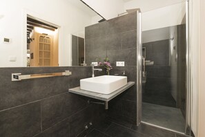 Douche, sèche-cheveux, serviettes fournies