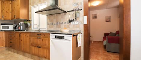 Fridge, microwave, stovetop, dishwasher