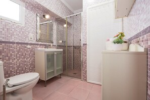 Shower, hair dryer, towels - CASA ALGODON - Charming House with Private Pool and Free WiFi (Chiclana de la Frontera)
