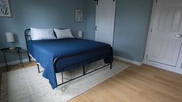 3 bedrooms, desk, free WiFi, bed sheets