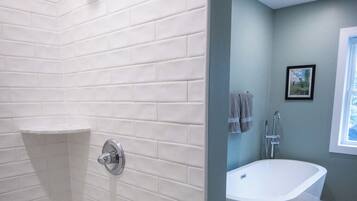 Douche, serviettes fournies, papier toilette