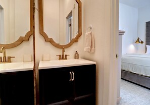 SĂšche-cheveux, serviettes fournies, savon, papier toilette