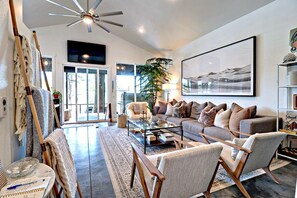 Smart TV, books - Midnight Eddy @ Water's Edge: Lake front~Hot Tub~Fire pit~Kayaks~more (Fayetteville)