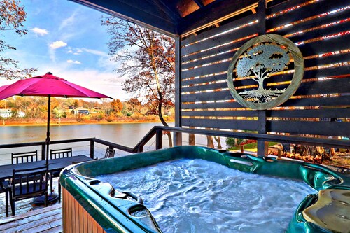 Midnight Eddy @ Water's Edge: Lake front~Hot Tub~Fire pit~Kayaks~more