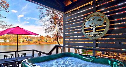 Midnight Eddy @ Water's Edge: Lake front~Hot Tub~Fire pit~Kayaks~more