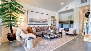 Interior - Water's Edge Midnight Eddy: Lakefront~Hot Tub~Fire pit~Kayaks~more (Fayetteville)