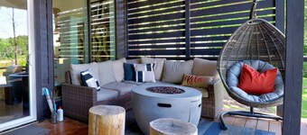 Water's Edge Midnight Eddy: Lakefront~Hot Tub~Fire pit~Kayaks~more