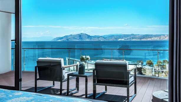 Un balcon avec vue sur la mer et les montagnes.